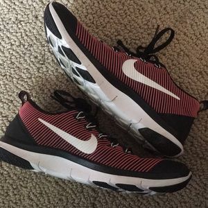 LIKE NEW NIKE TRAINING SHOES